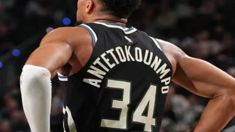 波特撤步三分助雄鹿连得4分，开启10-1进攻高潮。